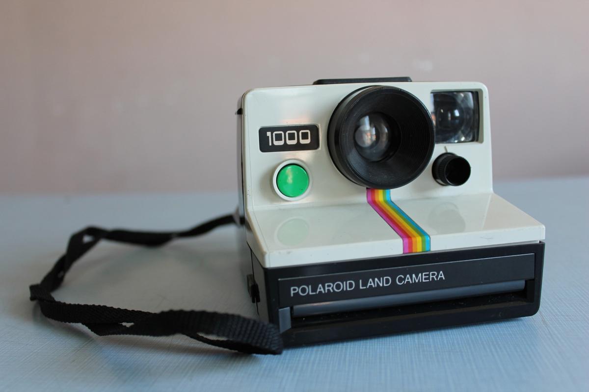 La macchina fotografica Polaroid anni 90 è tornata