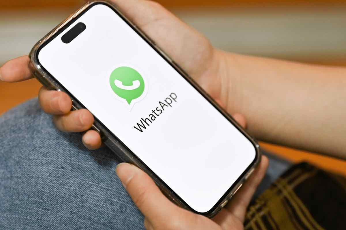 Gruppi WhatsApp, la funzione utilissima che evita questo aspetto fastidioso