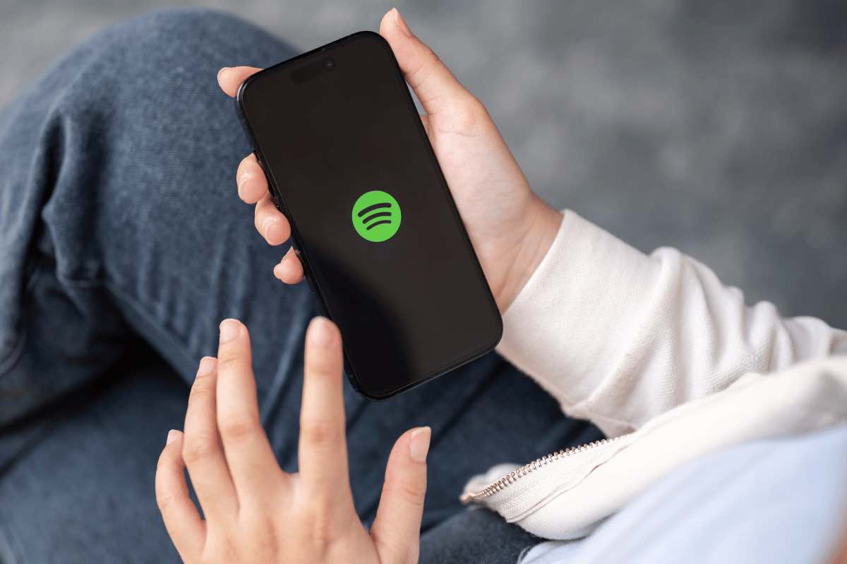 Spotify e canzoni salvate per l'ascolto offline: come funziona