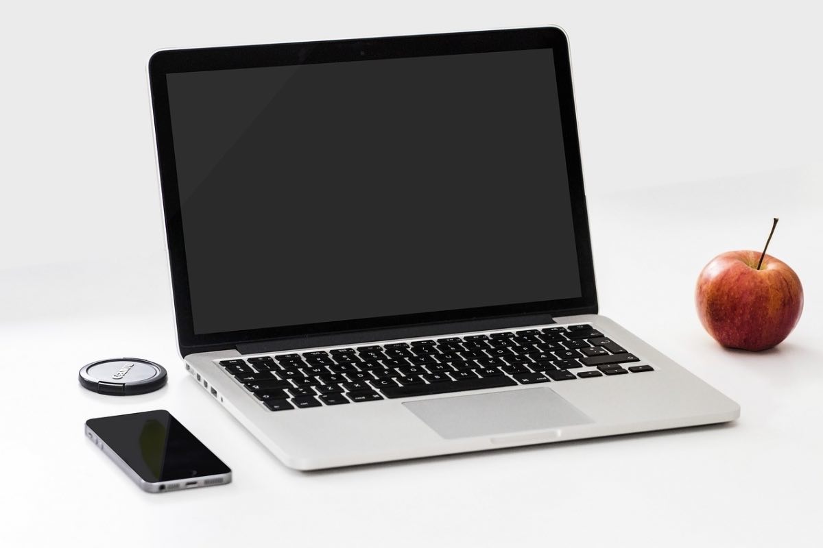 MacBook vantaggi e svantaggi: quando conviene acquistarlo 