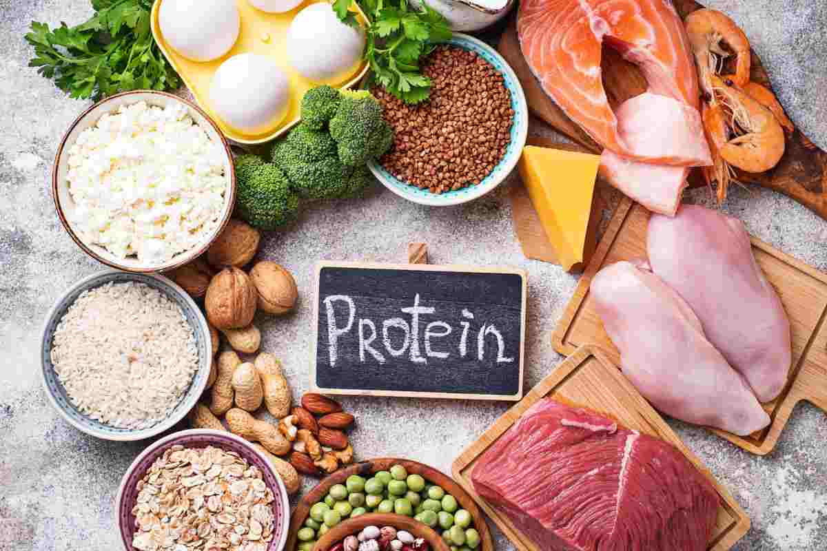 rischi per la salute quando si consumano troppi cibi proteici.