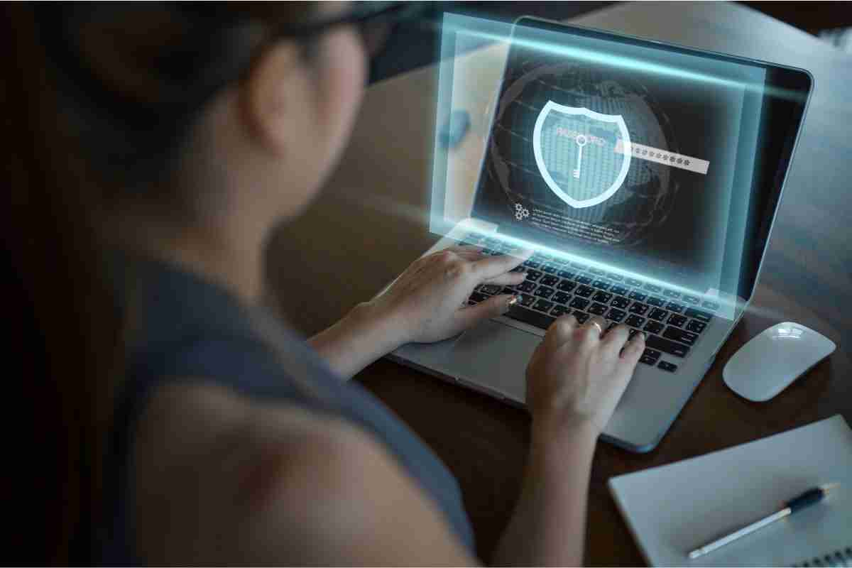 Donna che lavora al computer con sistema di sicurezza SASE